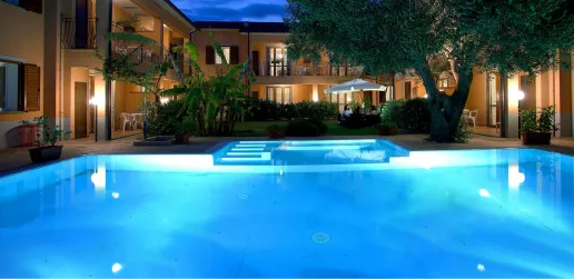 Il residence di notte.