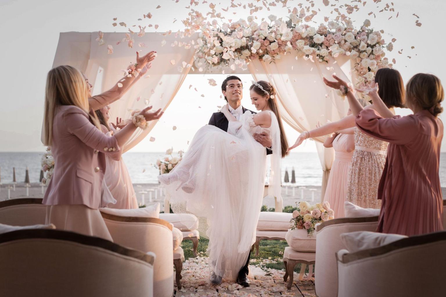Sposi durante il matrimonio nell'elegante location dell'Oleandri Beach Resort.
