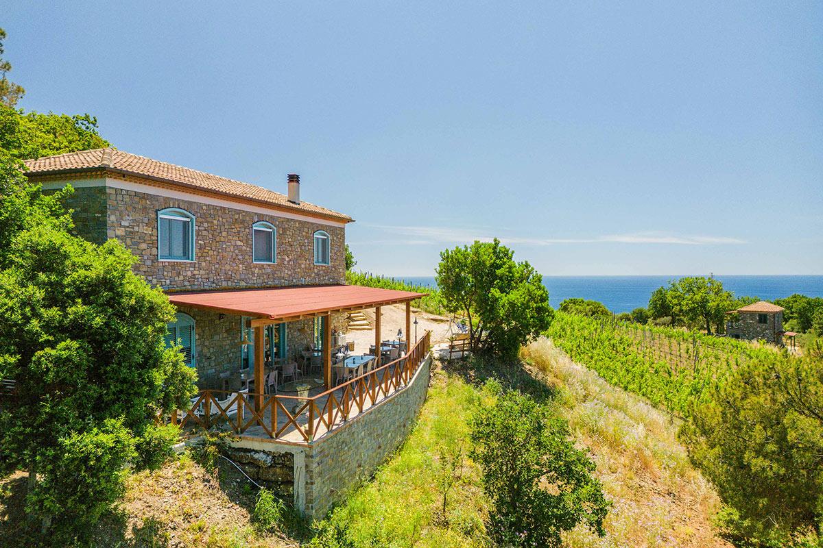 Esterno dell'agriturismo con vista sul mare. 