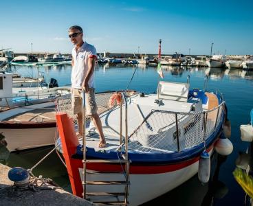 Team evoè su una barca ormeggiata in un porto turistico. 
