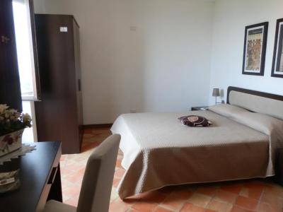 Camera dell’Agriturismo Ai Monaci con arredi in stile rustico.