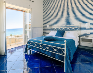 La camera da letto con vista mare.