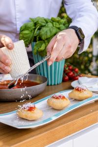 Chef grattugia cacioricotta cilentano sulle montanarine fritte.