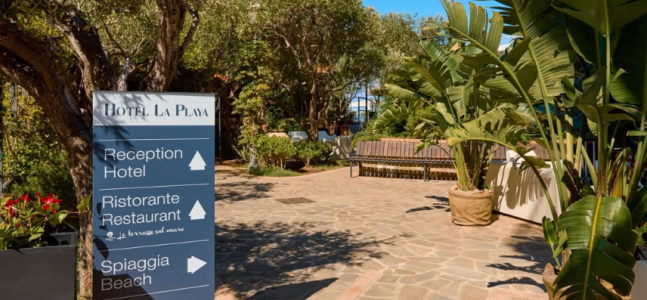 L'ingresso con indicazioni per reception, ristorante e spiaggia.