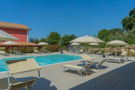 Piscina dell’agriturismo Terra di Vento con lettini e ombrelloni.