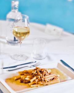 Il pranzo a bordo piscina. 