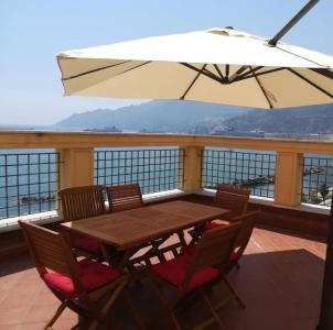 L'ampia terrazza con vista sul mare e sulla Costiera Amalfitana.